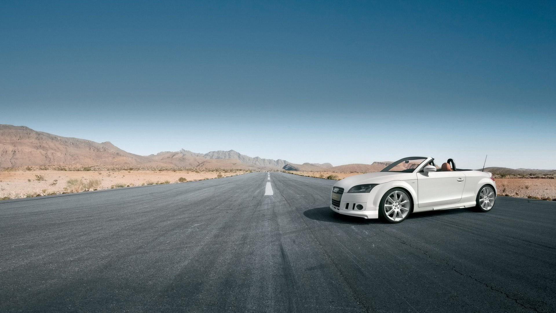 Audi TT, белый ауди разворачивается на пустынной трассе